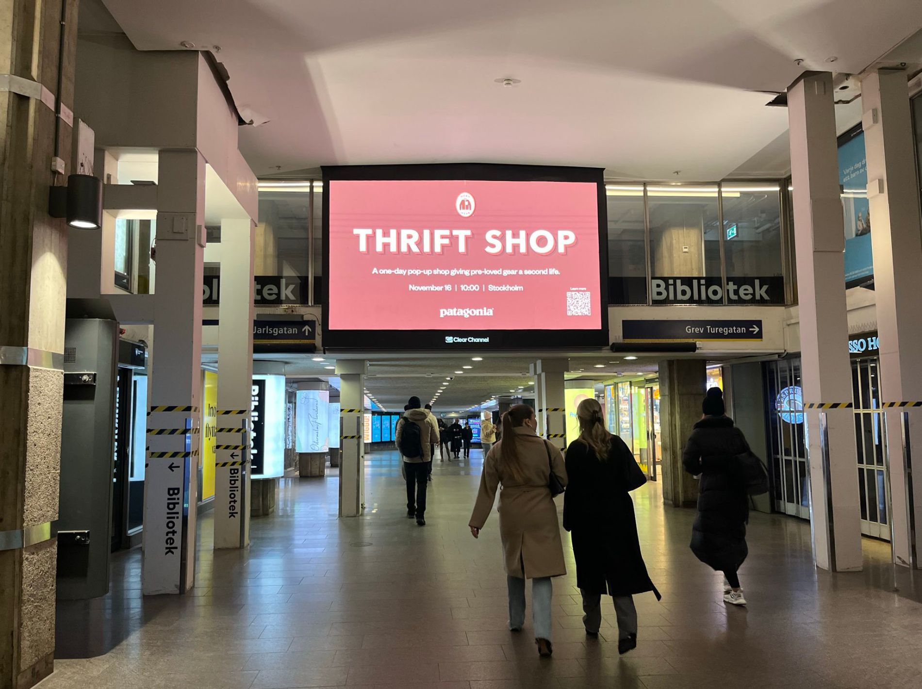 Digital out of home ads displayed on a screen in Stockholm