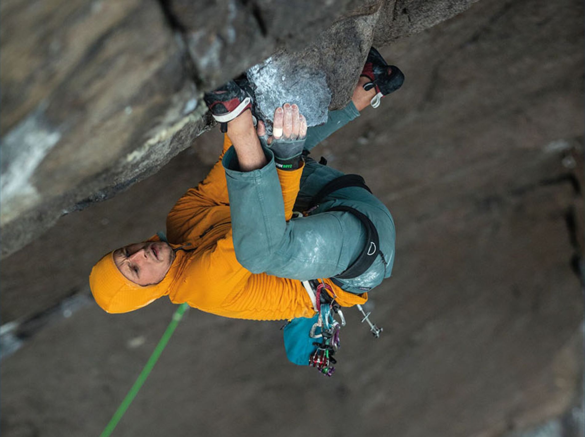 man climbing wearing patagonia r1 fleece